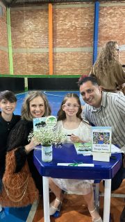 A Noite de Autógrafos do Projeto “Pequenos Escritores” foi um espetáculo de emoção, sensibilidade e cultura. Neste ano, o tema ganhou um significado especial: as araucárias, símbolo marcante do Paraná e parte essencial da nossa identidade.

Os estudantes do 2º ano do Ensino Fundamental Anos Iniciais, encantaram o público ao apresentar suas obras e mostrar, com criatividade e consciência ambiental, que são verdadeiros Guardiões das Araucárias.

Foi uma celebração do cuidado com as nossas raízes e da importância de formar cidadãos que valorizam e protegem o que é nosso. Parabéns aos nossos Pequenos Escritores por proporcionarem um momento tão especial e inesquecível. 📝📖