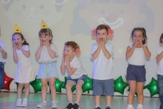 Uma verdadeira chuva de encanto marcou o encerramento do ano da Educação Infantil!
Entre sorrisos, olhinhos brilhando e gestos cheios de ternura, cada criança espalhou alegria e emoção, tornando este momento ainda mais especial. Um fechamento de ciclo cheio de amor, que ficará guardado para sempre em nossas memórias. ✨🎄