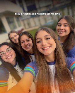 Meu primeiro dia no meu último ano.
Entre expectativas, sonhos e aquele friozinho na barriga, começa o capítulo final de uma história cheia de memórias. Que seja um ano de conquistas e momentos que fiquem pra vida inteira. 🩵📝