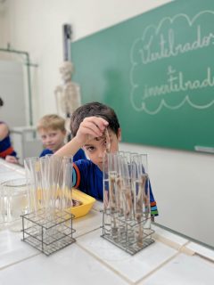 Os estudantes do 2° ano realizaram a experiência do ovo e do osso no vinagre, observando reações químicas que envolvem o cálcio. Com o tempo, a casca do ovo e o osso ficaram mais flexíveis, mostrando como o vinagre age sobre o cálcio. Uma atividade divertida que despertou a curiosidade e aproximou as crianças da ciência. 📝🔬🧪