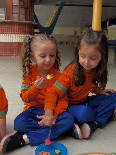 As crianças do Infantil 3 participaram de uma atividade de observação e experimentação com frutas que já conhecem. 🍎🍌
Durante a vivência, conversaram sobre cores, cheiros, sabores e texturas. A proposta faz parte do projeto “O que comemos?”, incentivando o conhecimento sobre os alimentos do dia a dia. 📝🩵