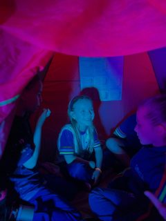 No projeto “Minha Primeira Moradia”, os alunos do 1º ano participaram de uma vivência muito especial 🤱🏻🩵
Eles vivenciaram uma proposta sensorial que simulava o ambiente do útero, com sons, cores e sensações que despertaram curiosidade e encantamento.
Também observaram imagens do crescimento do bebê, aprendendo como ele se desenvolve e que o útero é a nossa primeira moradia, dentro da barriga. 🫶🏻