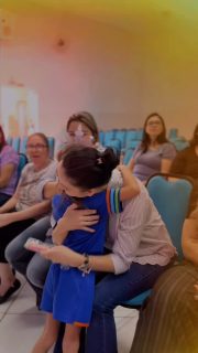 Quanto vale um abraço de mãe? 🤍
Vale colo nos dias difíceis, coragem nos recomeços e amor em cada detalhe da vida.
Um abraço de mãe não tem preço… tem memória, cuidado e eternidade.
Neste Dia das Mães, celebramos aquele abraço que acalma, fortalece e faz qualquer lugar se tornar lar. ✨