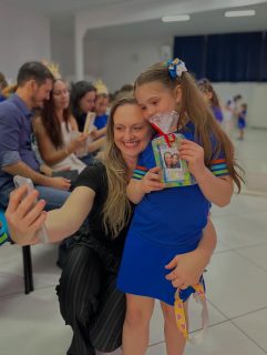 Ainda estamos vivendo a emoção deste momento tão especial 💖✨

As apresentações de Dia das Mães foram preparadas com muito carinho pelos nossos alunos, em cada sorriso, abraço e detalhe pensado para homenagear quem representa amor, cuidado e presença todos os dias. 🌷