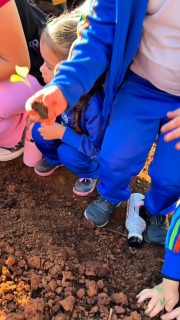 🌱🚜 Expedição Investigativa – Infantil 3

Como parte do projeto “O que comemos?”, as crianças do Infantil 3 realizaram uma expedição investigativa ao Colégio Agrícola, onde puderam observar, investigar e descobrir de onde vêm os alimentos que fazem parte do nosso dia a dia.

Além de conhecerem mais sobre o cultivo dos alimentos, as crianças também tiveram a oportunidade de observar os animais presentes no local, ampliando seus conhecimentos sobre a vida no campo e a relação entre os animais, a natureza e a produção de alimentos. 🐄🐓🐐

Uma experiência repleta de curiosidade, contato com a natureza e vivências que tornaram a aprendizagem ainda mais significativa! ✨💚
