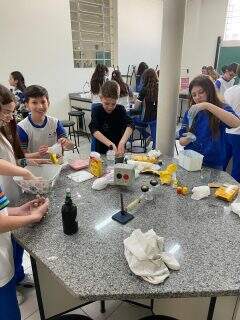 🧪👩🔬 Ciência na prática!
Os alunos do 6º e 7º ano participaram de uma atividade sobre fluidos newtonianos, colocando a mão na massa para entender, na prática, como diferentes materiais se comportam diante de forças e movimentos.
Uma experiência divertida que transforma a sala de aula em um verdadeiro laboratório! 🔬✨
#ESIBelém #CiênciaNaPrática #AprenderFazendo #Experiência