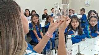 Aprender na prática torna tudo mais significativo! 🧪📏
Os alunos dos primeiros anos participaram de uma atividade prática sobre medidas de capacidade, realizada no laboratório!
Utilizando vasilhames de diferentes tamanhos e formatos, as crianças exploraram, compararam e descobriram que nem sempre o recipiente visualmente maior é aquele que possui a maior capacidade. 🫗✨
Por meio da experimentação, levantaram hipóteses, observaram resultados e construíram conhecimentos de forma lúdica e significativa, tornando a aprendizagem ainda mais divertida e cheia de descobertas! 💡📚