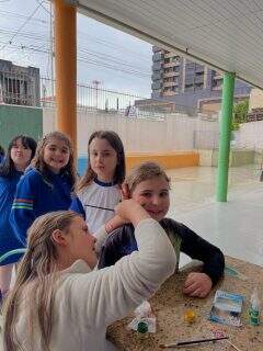 Durante as aulas do LIV, os alunos do 5º ano participam do projeto Crianças Agindo no Mundo, que tem como objetivo incentivar o protagonismo infantil por meio de ações que beneficiem a comunidade em que estão inseridos.
Pensando nisso, as crianças tiveram a ideia de criar o Super Recreio, um momento especial que acontece uma vez por mês, com tempo estendido e atividades divertidas organizadas por elas para os alunos das demais turmas. A iniciativa promove a interação entre os estudantes, fortalece os vínculos, estimula a colaboração e proporciona momentos de alegria e diversão, mostrando que pequenas atitudes podem transformar o ambiente escolar e fazer a diferença na vida das pessoas.